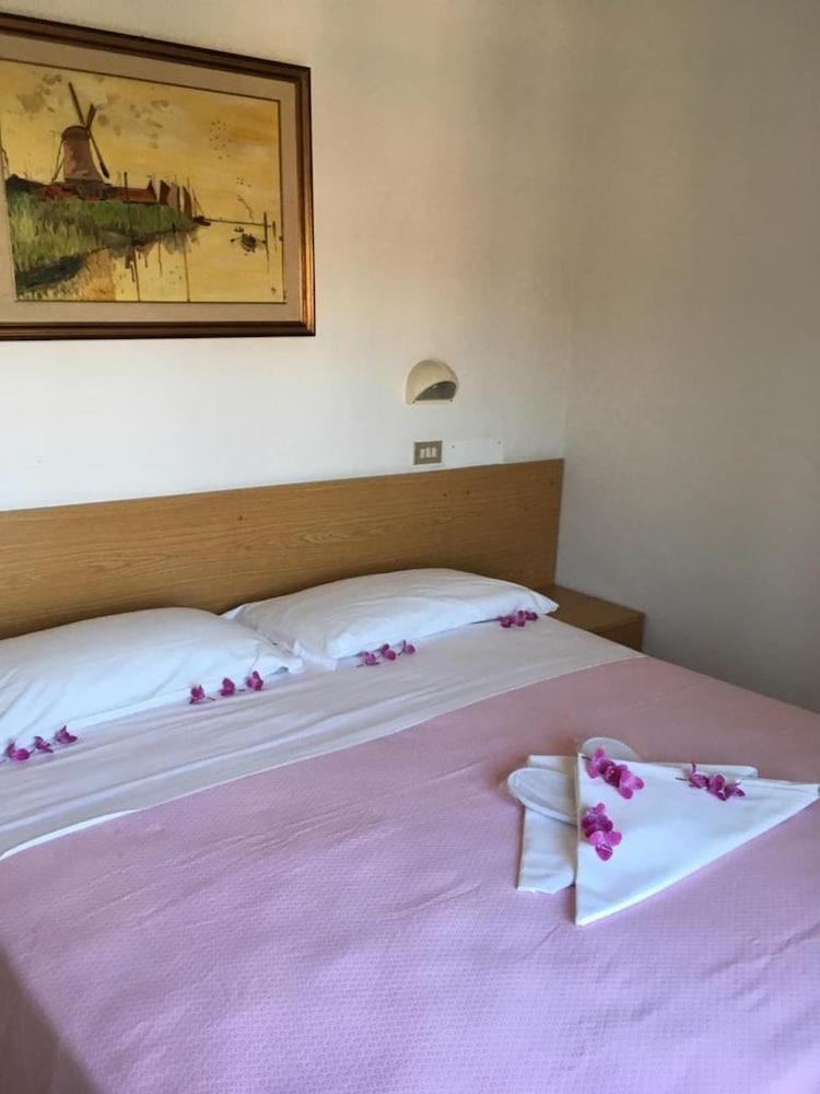 Hotel Peonia Ріміні Екстер'єр фото